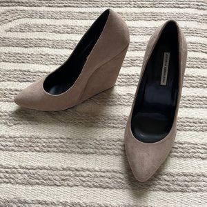 Kathryn Amberleigh nude suede pointy shoes